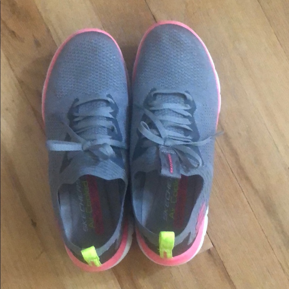 Tennis shoes